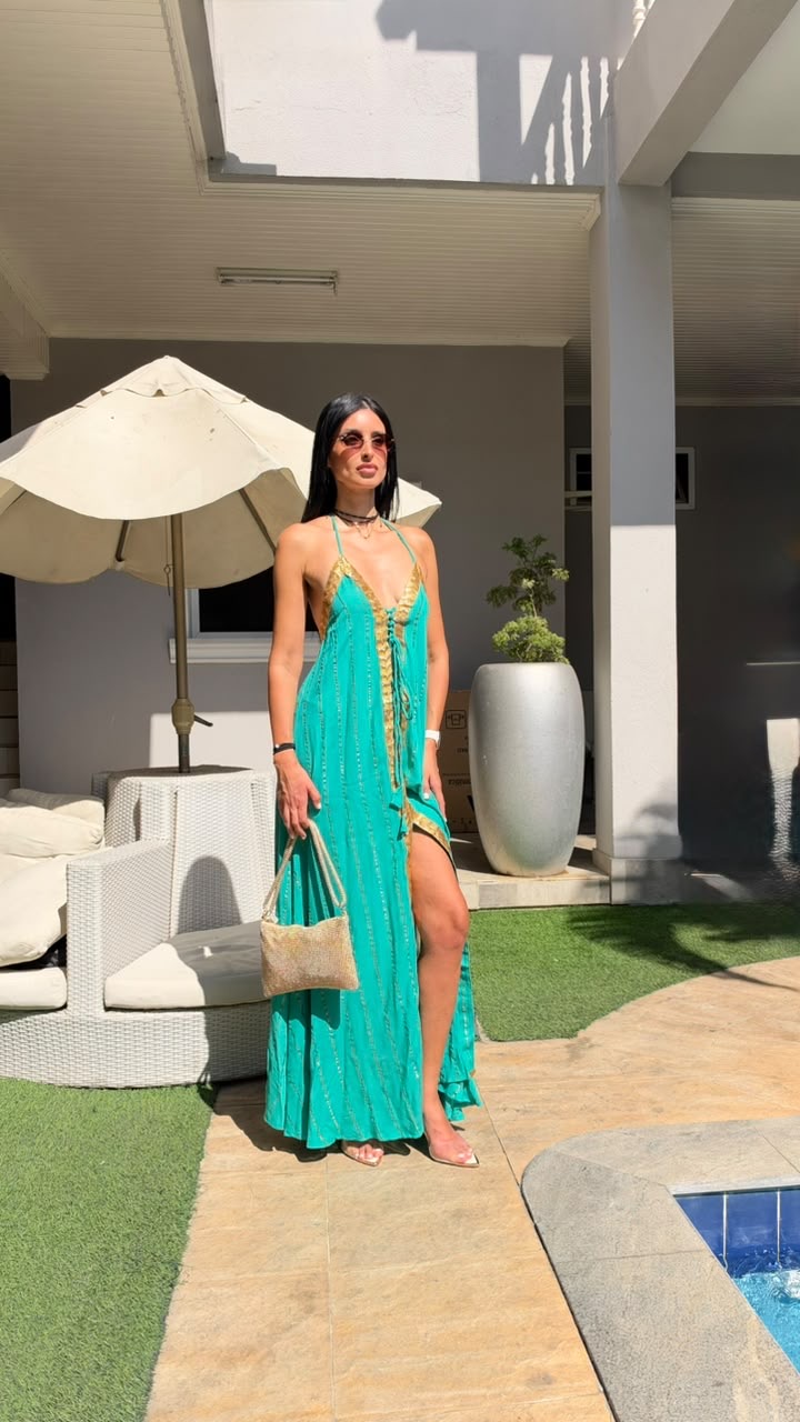 Vestido turquesa Piña Colada num dia de sol junto à piscina